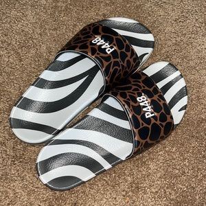 P448 Super water resistant slide sandal in zebra/oleo